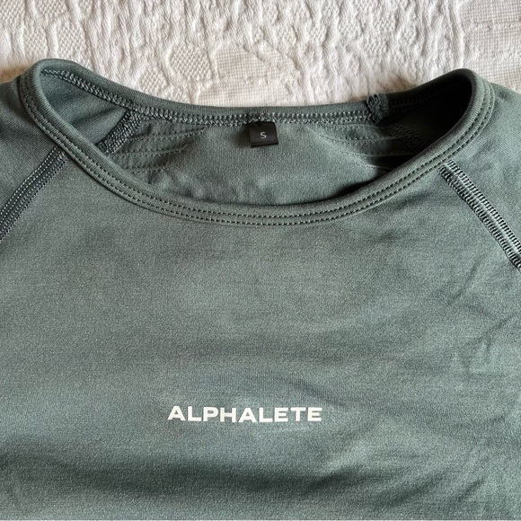 Alphalete Amplify Crop Top in Charcoal - Picture 3 of 4